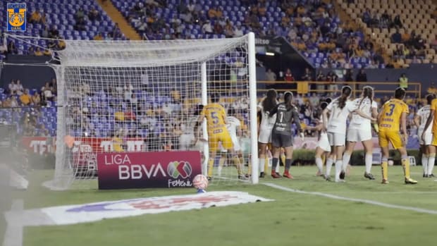 Pitchside: Tigres Women score direct corner kick goal